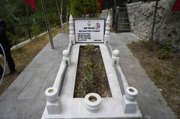 Şehit öğretmen Necmettin Yılmaz şehadetinin 9. yılında kabri başında anıldı