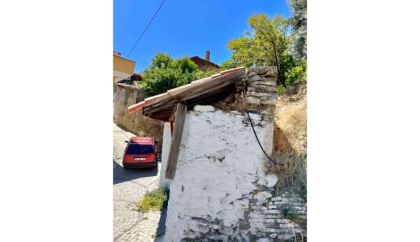 Tarihi çeşmenin çatısı tehlike altında