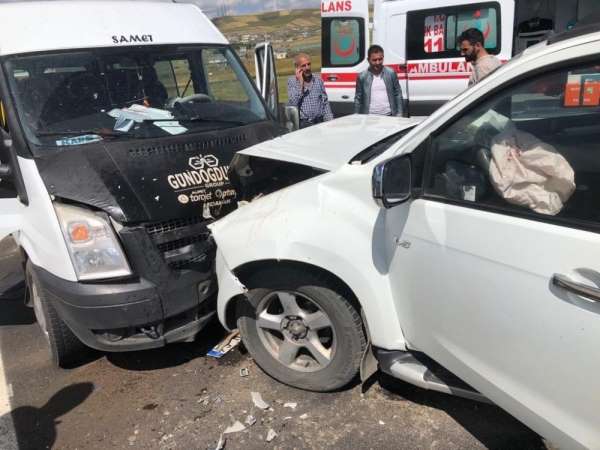Ardahan'da trafik kazası: 8 yaralı 