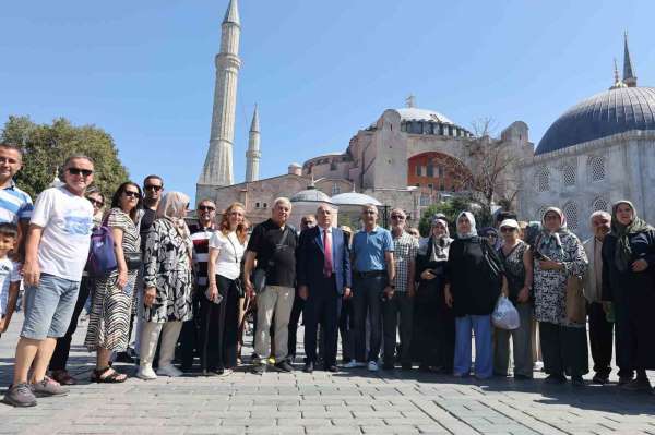 'Emekliler Yılı' kapsamında düzenlenen etkinlikte emekliler İstanbul'un tarihi yerlerini gezdi