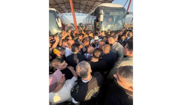 Ali Koç, taraftarlarla birlikte stada gitti