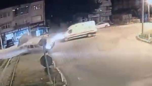 Amasya'da ambulansın hafif ticari araca çarptığı kaza kamerada