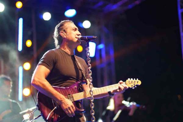 Anadolu rock müziğinin sevilen ismi Kıraç, Erzincan'da konser verdi