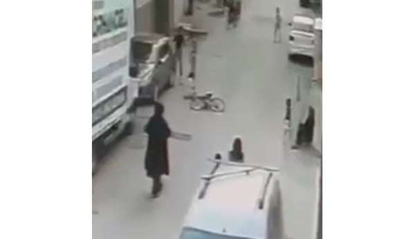 Bisikletiyle kontrolden çıkan çocuk otomobile çarptı, kaza anı kamerada