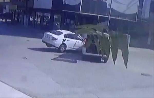 Bursa'da kaza anı kamerada: 1 yaralı