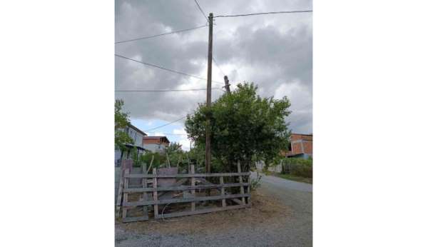 Eğik duran elektrik direği düzeltildi