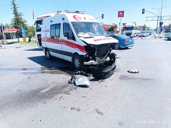 Malatya'da kaza ihbarına giden ambulans kaza yaptı