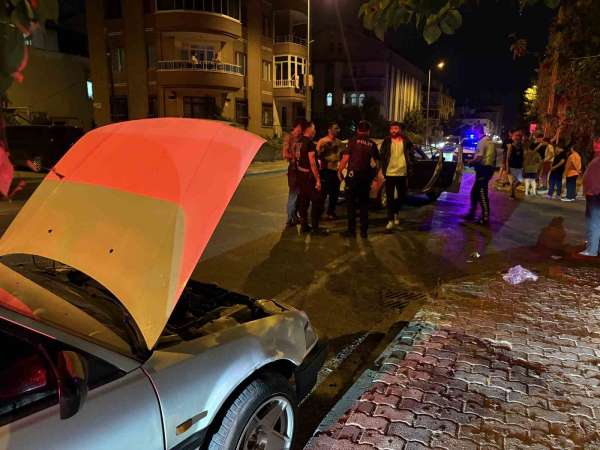 Otomobillerin çarpıştığı kazada sürücülerden biri firar etti: 1'i çocuk, 2 yaralı