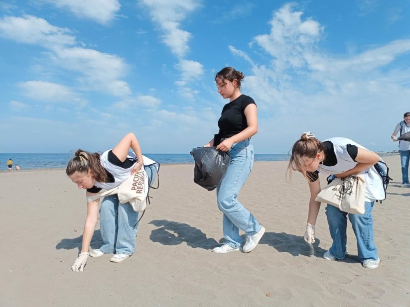 Günde 2 ton çöp toplanan sahili gönüllü olarak temizlediler