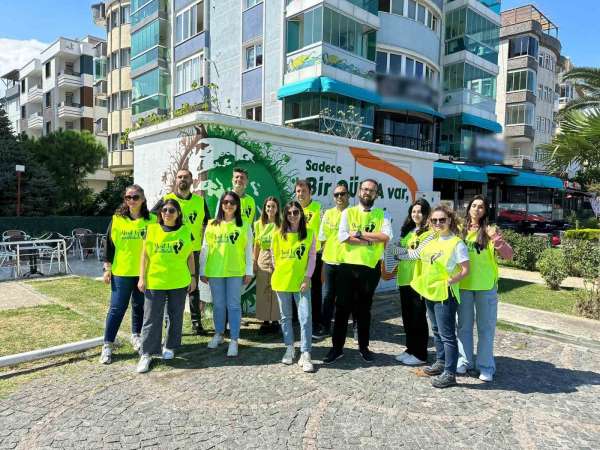 'Yeşil İz Gönüllüleri'nden çevre farkındalığı: Trafo boyadılar, sahili temizlediler