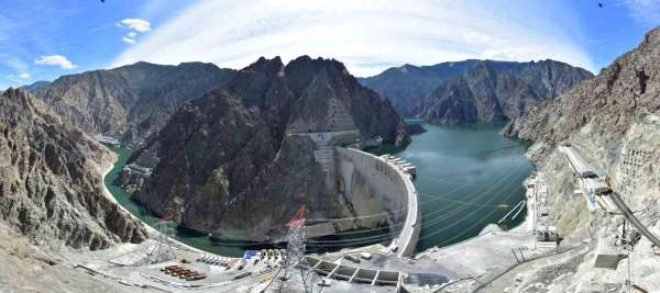 Yusufeli Barajı'nda türbinler elektrik test üretimi için dönmeye başladı