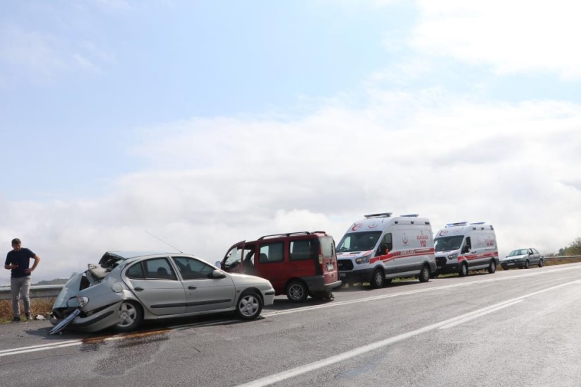 Samsun'da hafif ticari araç ile otomobil çarpıştı: 4 yaralı