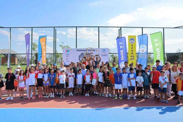 Başkan Büyükkılıç, Ulusal 12 Yaş Hafta Sonu Tenis Turnuvası'nda sporcularla buluştu
