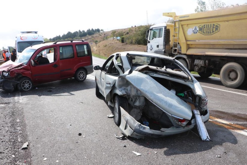 Samsun'da hafif ticari araç ile otomobil çarpıştı: 4 yaralı