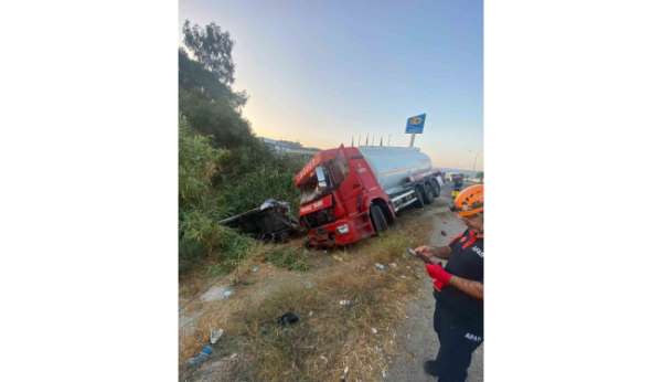 Akaryakıt tankeri ile minibüs çarpıştı: 4 yaralı