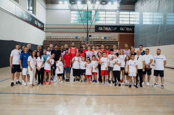 Corendon Turizm Grubu ve ZİÇEV çocukları, A. Efes antrenmanını ziyaret etti