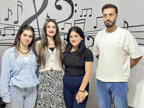 Kurduğu müzik akademisinde öğrencilerini üniversiteye hazırlıyor