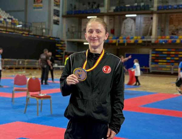 Nurbade Büber İspanya'da Akdeniz Şampiyonu oldu