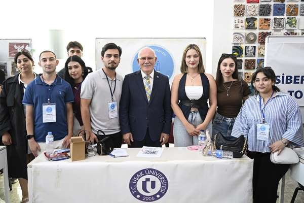 Rektör Savaş yeni öğrencilerle buluştu, üniversitenin sunduğu imkânları anlattı