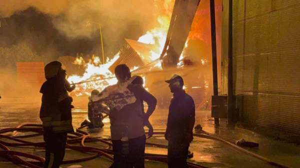 Samsun'daki kereste fabrikası yangını sürüyor