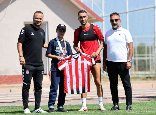 Sivasspor'dan minik taraftara jest