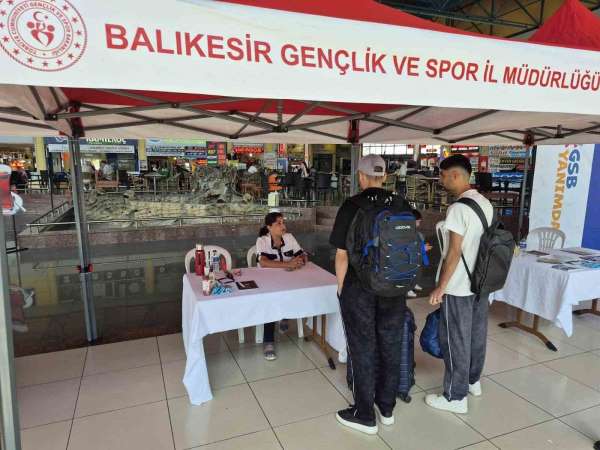 Balıkesir'de üniversite öğrencileri terminalde karşılandı