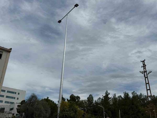 Boyabat'ta elektrik hatları yer altına alındı, yeni aydınlatma direkleri dikildi