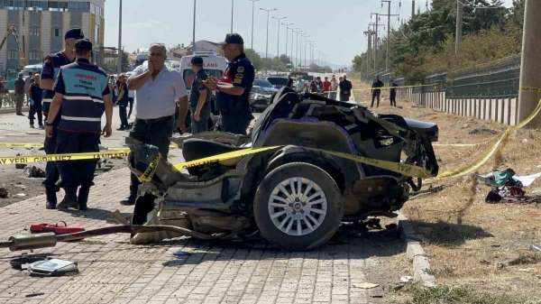 Kazada Fiat otomobil ikiye bölündü: 2 ölü, 2 yaralı