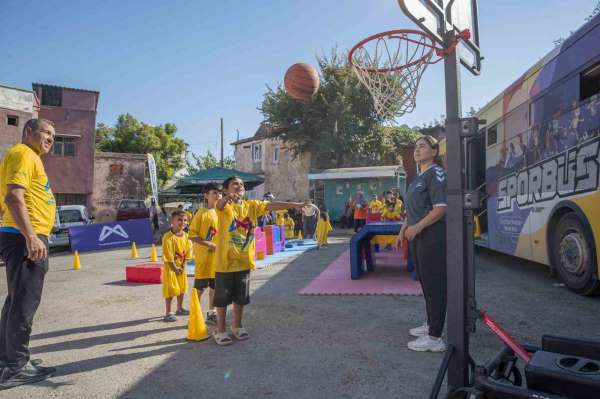 Mersin'de Sporbüs ile 26 bin çocuk sporla buluştu