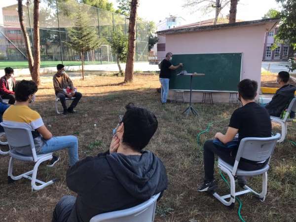 12. sınıflara okul bahçesinde ders