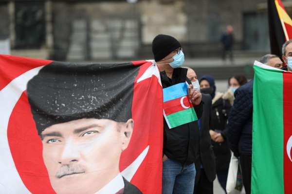 Almanya'da işgalci Ermenistan'ın saldırıları protesto edildi 