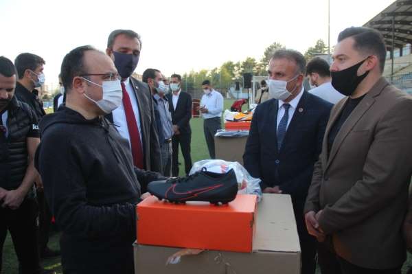 Elazığ'da 104 spor kulübüne malzeme yardımı yapıldı