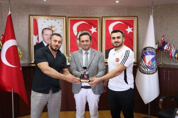 Milli Güreşçiler, Başkan Yanmaz'ı ziyaret etti