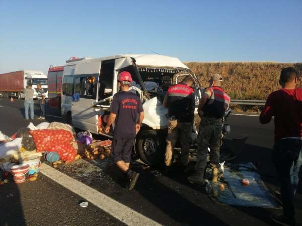 Tarım işçilerini taşıyan minibüs kaza yaptı: 11 yaralı