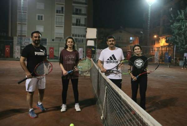 Vali Arslantaş, 29 Ekim Cumhuriyet Bayramı tenis turnuvasının açılışını yaptı. 
