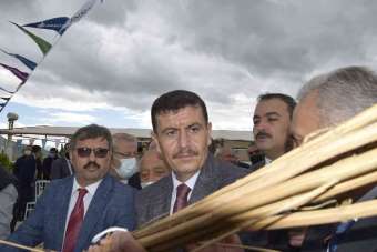 Burdur'da yılın ilk kenevir hasatı yapıldı