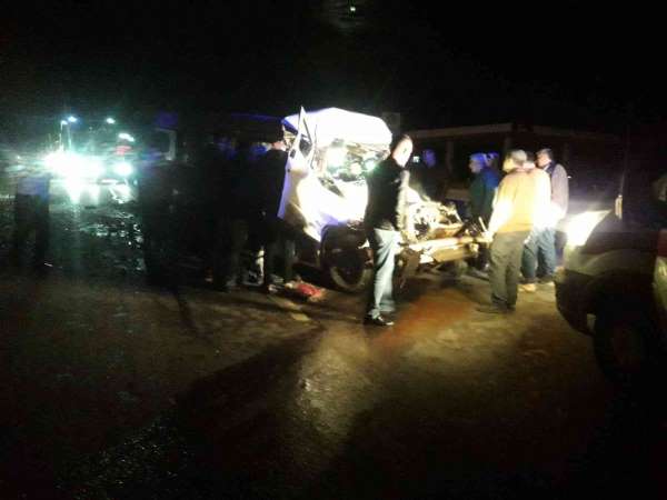 Amasya'da minibüsün tıra çarptığı kazada sürücü ve eşi hayatını kaybetti - Amasya haber