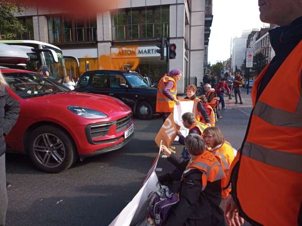 İklim aktivistlerinden lüks araç galerisine boyalı saldırı - Manchester haber