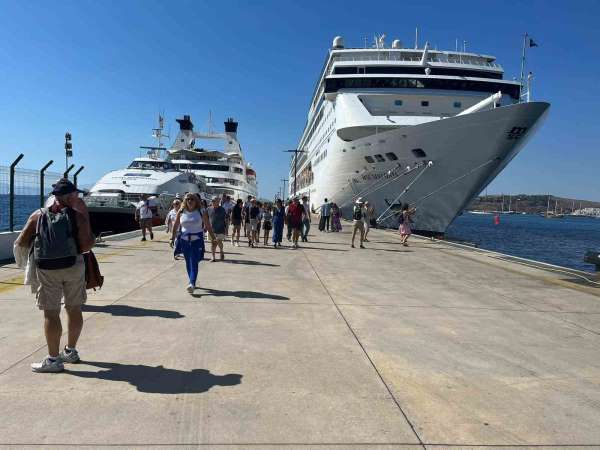 2 gemi ile 2 bin turist geldi