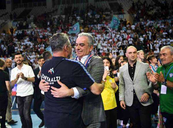 Türkiye'nin kadın hentbolde en iyisi Konyaaltı