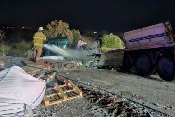 İzmir'de feci kaza: Önce ata sonra tıra çarptı, yanan araçtan sağ çıkamadı