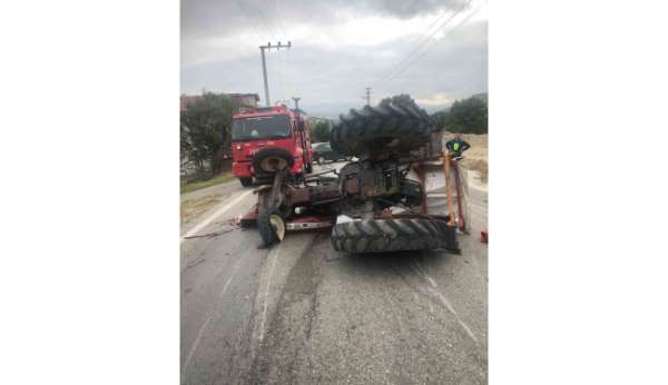 Servisten indirilen öğrencilerin bindiği traktör kaza yaptı: 6 yaralı