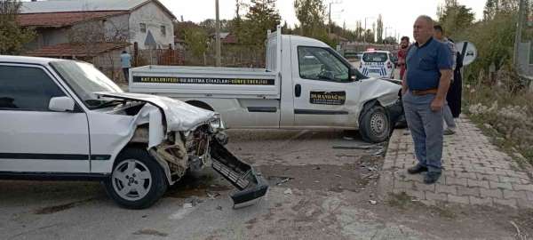 Tokat'ta kamyonetle otomobil kafa kafaya çarpıştı: 1 ölü