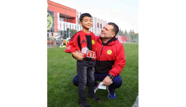 Ameliyatla görme kabiliyetini kazan Hamit, Eskişehirspor antrenmanını seyretti