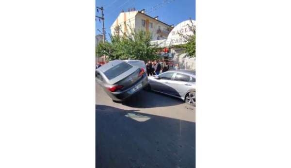 Diyarbakır'da ilginç kaza: Park halindeki 2 araca çarpıp asılı kaldı