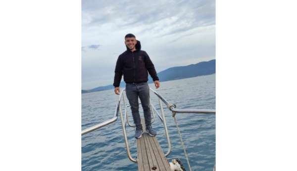 Gece kaza yapan iki gencin cenazesi sabah bulundu