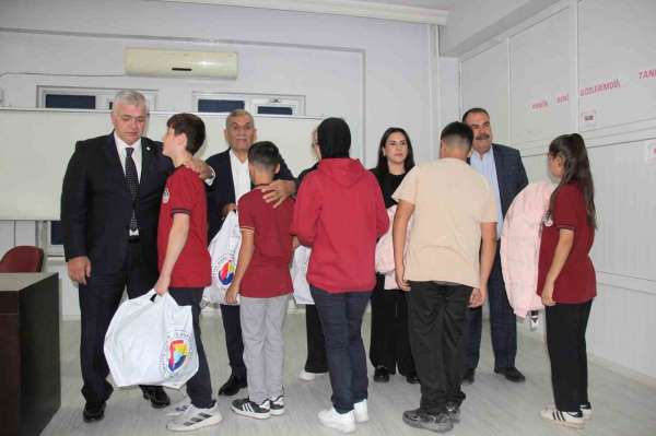 GTB ve TOBB iş birliğiyle 14 okulda öğrencilere kışlık kaban desteği