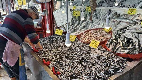 Karabük'te balık tezgahlarında hamsi bolluğu: Kilosu 100 TL'ye kadar düştü