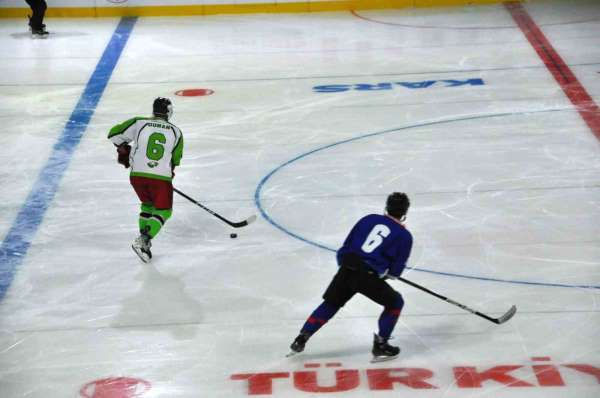 Kars'ta buz hokeyi heyecanı