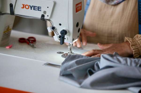 Kepez'de belediye personelinin üniformaları kadın eliyle üretilip tasarruf sağlanıyor